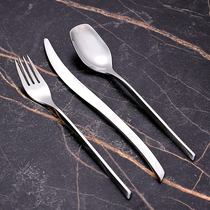 Pristine 8 Persons Serving Set